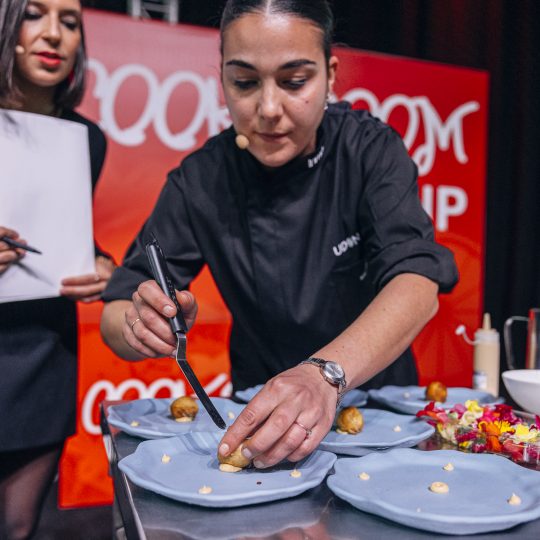 http://www.asianculinaryawards.com/wp-content/plugins/phastpress/phast.php/c2VydmljZT1pbWFnZXMmc3JjPWh0dHBzJTNBJTJGJTJGd3d3LmFzaWFuY3VsaW5hcnlhd2FyZHMuY29tJTJGd3AtY29udGVudCUyRnVwbG9hZHMlMkYyMDIzJTJGMDMlMkZVRE9OX0FDQV8yMDIzXzE2NS01NDB4NTQwLmpwZyZjYWNoZU1hcmtlcj0xNjc4OTc0OTA5LTUwNDkyJnRva2VuPTZlMGI2ODI2MjQxNmEyNTg.q.jpg