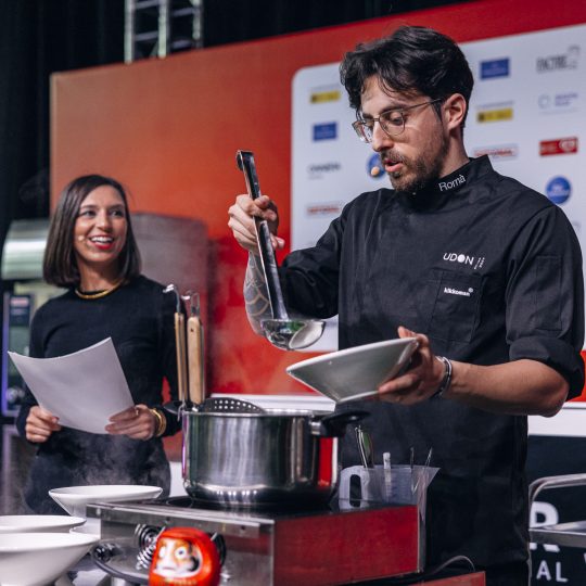 http://www.asianculinaryawards.com/wp-content/plugins/phastpress/phast.php/c2VydmljZT1pbWFnZXMmc3JjPWh0dHBzJTNBJTJGJTJGd3d3LmFzaWFuY3VsaW5hcnlhd2FyZHMuY29tJTJGd3AtY29udGVudCUyRnVwbG9hZHMlMkYyMDIzJTJGMDMlMkZVRE9OX0FDQV8yMDIzXzEwNy01NDB4NTQwLmpwZyZjYWNoZU1hcmtlcj0xNjc4OTc0ODU4LTUxOTQ4JnRva2VuPTc5NDFiYmM1YzFmNjljMWI.q.jpg