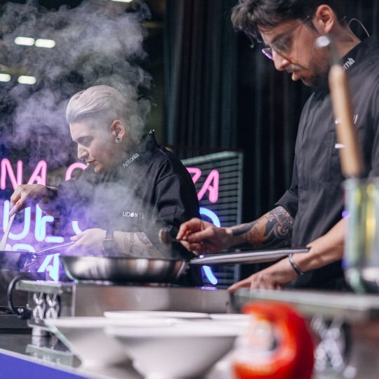 http://www.asianculinaryawards.com/wp-content/plugins/phastpress/phast.php/c2VydmljZT1pbWFnZXMmc3JjPWh0dHBzJTNBJTJGJTJGd3d3LmFzaWFuY3VsaW5hcnlhd2FyZHMuY29tJTJGd3AtY29udGVudCUyRnVwbG9hZHMlMkYyMDIzJTJGMDMlMkZVRE9OX0FDQV8yMDIzXzExNS01NDB4NTQwLmpwZyZjYWNoZU1hcmtlcj0xNjc4OTc0ODcyLTUxMTc3JnRva2VuPWYzNGE3ZWJhMjI1NDk5OTA.q.jpg