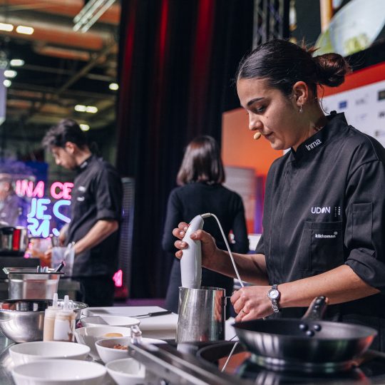 http://www.asianculinaryawards.com/wp-content/plugins/phastpress/phast.php/c2VydmljZT1pbWFnZXMmc3JjPWh0dHBzJTNBJTJGJTJGd3d3LmFzaWFuY3VsaW5hcnlhd2FyZHMuY29tJTJGd3AtY29udGVudCUyRnVwbG9hZHMlMkYyMDIzJTJGMDMlMkZVRE9OX0FDQV8yMDIzXzExNi01NDB4NTQwLmpwZyZjYWNoZU1hcmtlcj0xNjc4OTc0ODc2LTU0OTIzJnRva2VuPTMxZTFjNzgxZWIzNzhlZWI.q.jpg