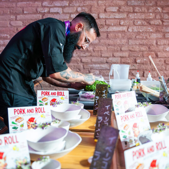 https://www.asianculinaryawards.com/wp-content/plugins/phastpress/phast.php/c2VydmljZT1pbWFnZXMmc3JjPWh0dHBzJTNBJTJGJTJGd3d3LmFzaWFuY3VsaW5hcnlhd2FyZHMuY29tJTJGd3AtY29udGVudCUyRnVwbG9hZHMlMkYyMDI2JTJGMDYlMkZVZG9uX0F3YXJkczIwMjZfMDMzLTU0MHg1NDAuanBnJmNhY2hlTWFya2VyPTE3ODcxMzU4NDItODIxMTQmdG9rZW49YWJmYjFmYWM4NDM5ZWRjMQ.q.jpg