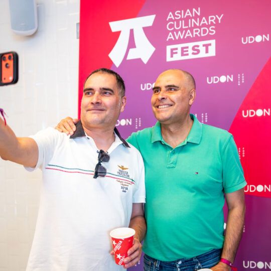 https://www.asianculinaryawards.com/wp-content/plugins/phastpress/phast.php/c2VydmljZT1pbWFnZXMmc3JjPWh0dHBzJTNBJTJGJTJGd3d3LmFzaWFuY3VsaW5hcnlhd2FyZHMuY29tJTJGd3AtY29udGVudCUyRnVwbG9hZHMlMkYyMDI2JTJGMDYlMkZVZG9uX0F3YXJkczIwMjZfMDUzLTU0MHg1NDAuanBnJmNhY2hlTWFya2VyPTE3ODcxMzU4NDItNTY1NzMmdG9rZW49MWRjOTM1NzU3NWJlMTkzOQ.q.jpg