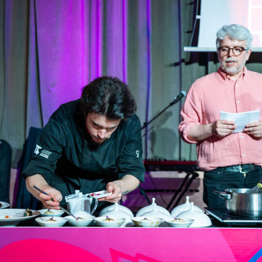 https://www.asianculinaryawards.com/wp-content/plugins/phastpress/phast.php/c2VydmljZT1pbWFnZXMmc3JjPWh0dHBzJTNBJTJGJTJGd3d3LmFzaWFuY3VsaW5hcnlhd2FyZHMuY29tJTJGd3AtY29udGVudCUyRnVwbG9hZHMlMkYyMDI2JTJGMDYlMkZVZG9uX0F3YXJkczIwMjZfMTU0LTU0MHg1NDAuanBnJmNhY2hlTWFya2VyPTE3ODcxMzU4NDItNjUzNDAmdG9rZW49YWVmMjBkZWM4OGUxYjM2MQ.q.jpg
