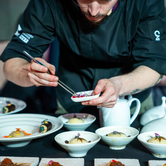 https://www.asianculinaryawards.com/wp-content/plugins/phastpress/phast.php/c2VydmljZT1pbWFnZXMmc3JjPWh0dHBzJTNBJTJGJTJGd3d3LmFzaWFuY3VsaW5hcnlhd2FyZHMuY29tJTJGd3AtY29udGVudCUyRnVwbG9hZHMlMkYyMDI2JTJGMDYlMkZVZG9uX0F3YXJkczIwMjZfMTU1LTU0MHg1NDAuanBnJmNhY2hlTWFya2VyPTE3ODcxMzU4NDItNjE2NTgmdG9rZW49OGUwMGM5ZGM5MjkxNGEzOA.q.jpg