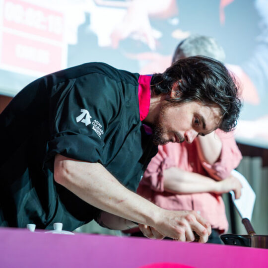 https://www.asianculinaryawards.com/wp-content/plugins/phastpress/phast.php/c2VydmljZT1pbWFnZXMmc3JjPWh0dHBzJTNBJTJGJTJGd3d3LmFzaWFuY3VsaW5hcnlhd2FyZHMuY29tJTJGd3AtY29udGVudCUyRnVwbG9hZHMlMkYyMDI2JTJGMDYlMkZVZG9uX0F3YXJkczIwMjZfMTU2LTU0MHg1NDAuanBnJmNhY2hlTWFya2VyPTE3ODcxMzU4NDItNTI0MzMmdG9rZW49MGI4MmJhYjk3MjNiY2YzYQ.q.jpg