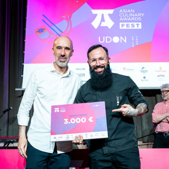 https://www.asianculinaryawards.com/wp-content/plugins/phastpress/phast.php/c2VydmljZT1pbWFnZXMmc3JjPWh0dHBzJTNBJTJGJTJGd3d3LmFzaWFuY3VsaW5hcnlhd2FyZHMuY29tJTJGd3AtY29udGVudCUyRnVwbG9hZHMlMkYyMDI2JTJGMDYlMkZVZG9uX0F3YXJkczIwMjZfMjE3LTU0MHg1NDAuanBnJmNhY2hlTWFya2VyPTE3ODcxMzU4NDItNjMxMDEmdG9rZW49Nzk0YzI2MzcxYjgxZDY4Mg.q.jpg